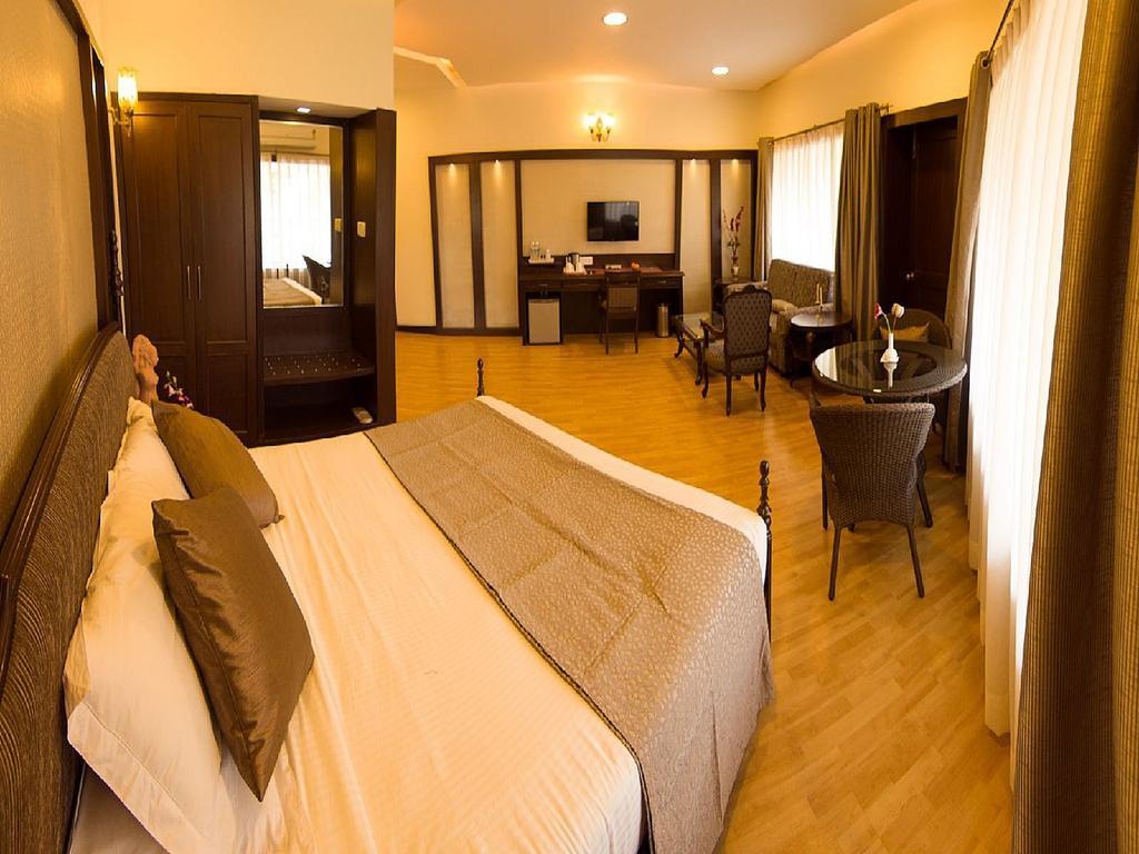 Hotel Lake View Ashok 博帕尔 外观 照片